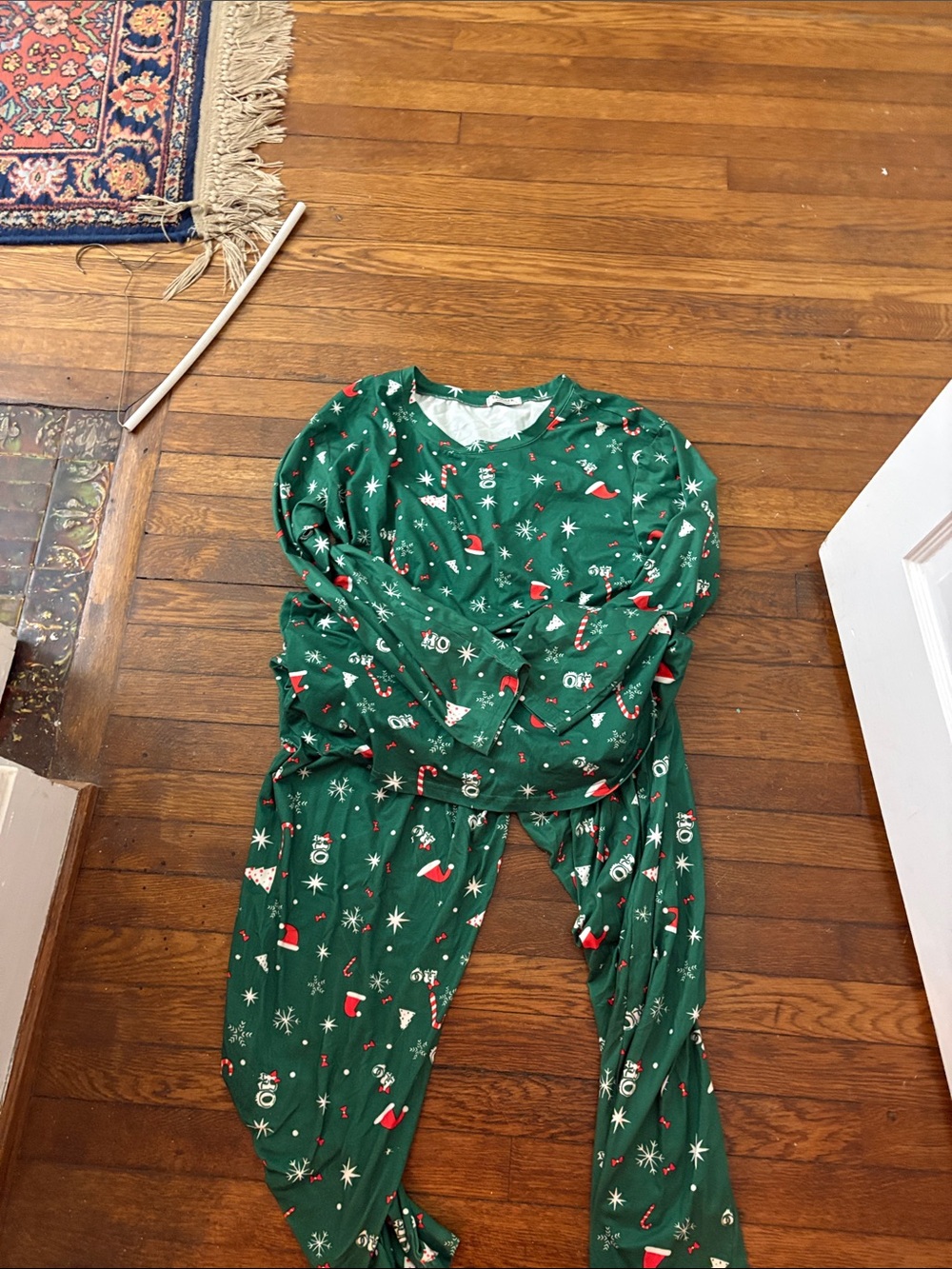 Women's Green Holiday Pajama Set - Festive Print